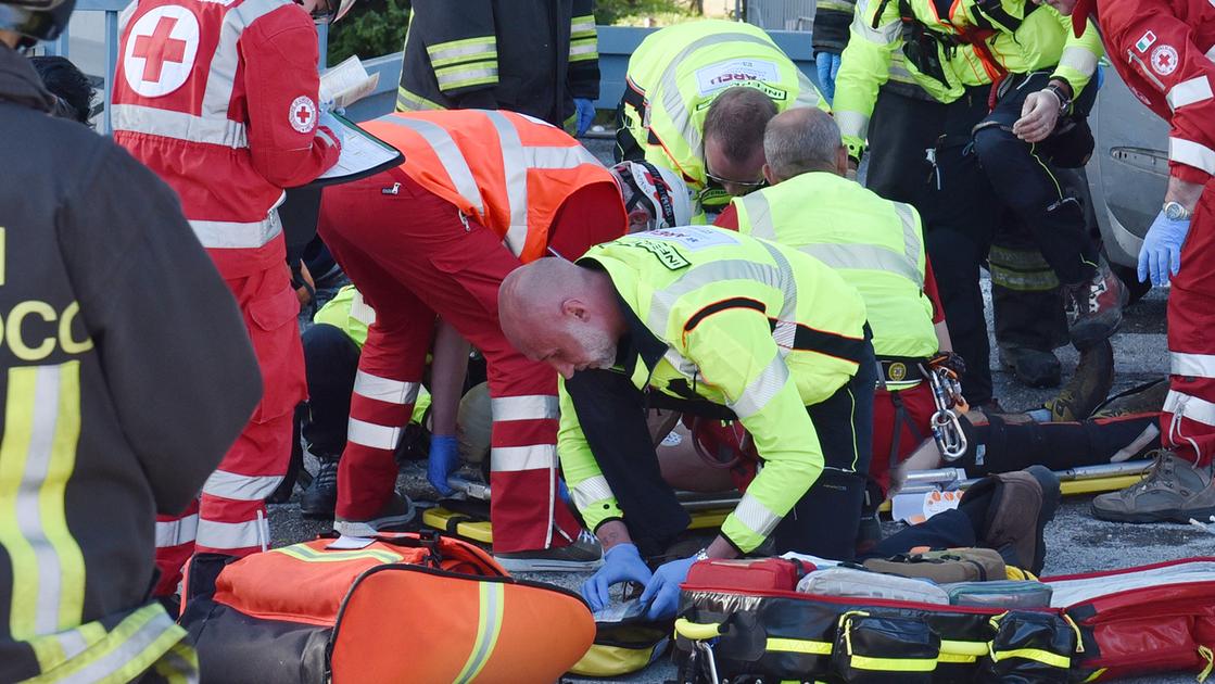incidente mortale a monza ciclista 70enne investito e ucciso da un camion in viale brianza