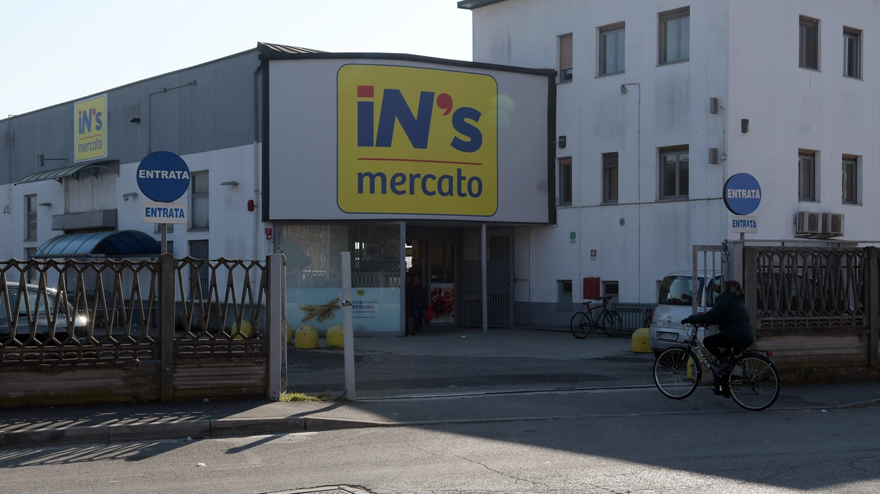Il supermercato dove sono entrati in azione i due malviventi