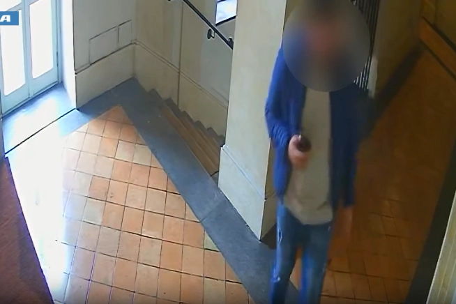 Uno dei truffatori che hanno rapinato Gemma Bracco (frame video polizia di Roma)