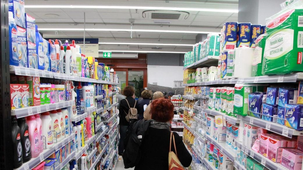 MARIANO COMENSE Dopo aver riempito il carrello, era riuscito a farlo uscire dal supermercato senza pagare, spingendolo in senso contrario... MARIANO COMENSE Dopo aver riempito il carrello, era riuscito a farlo uscire dal supermercato senza pagare, spingendolo in senso contrario...