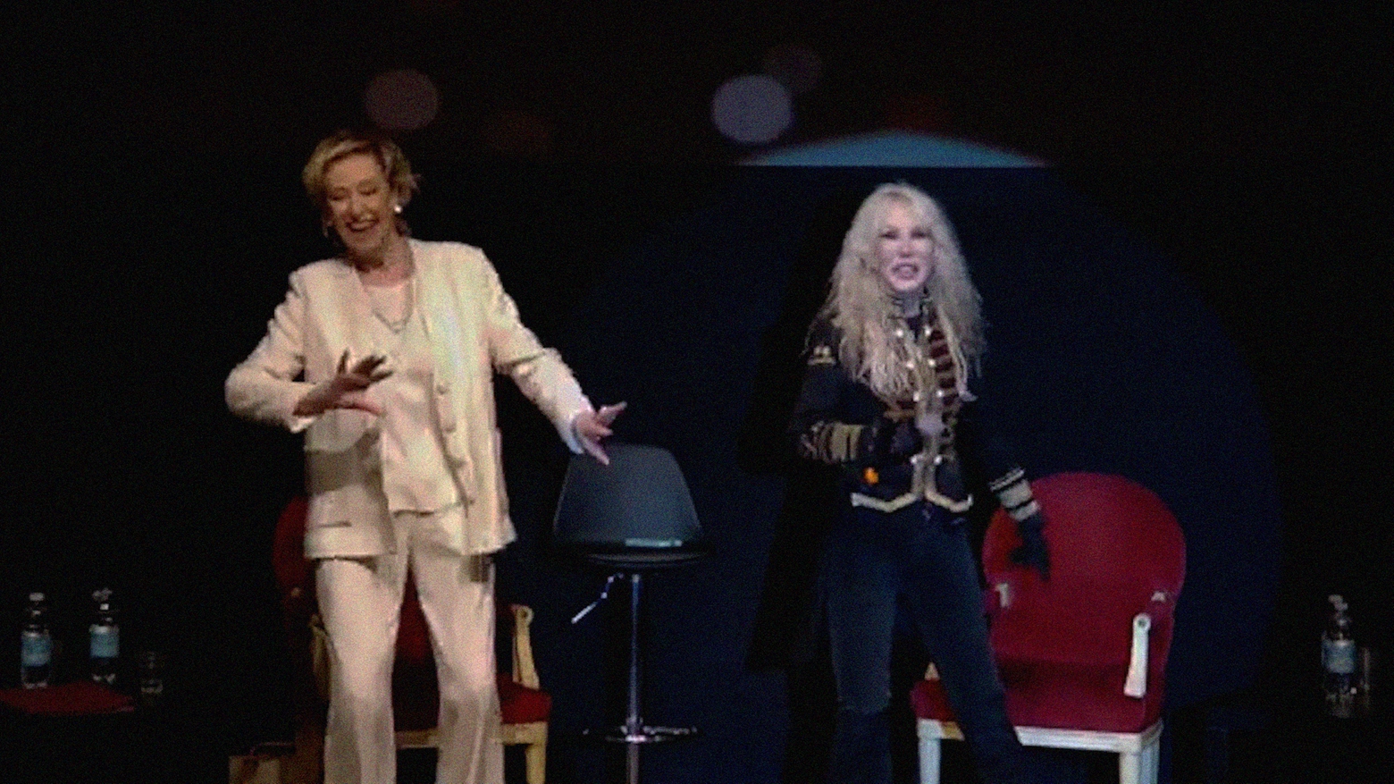Letizia Moratti e Ivana Spagna sul palco del teatro Manzoni
