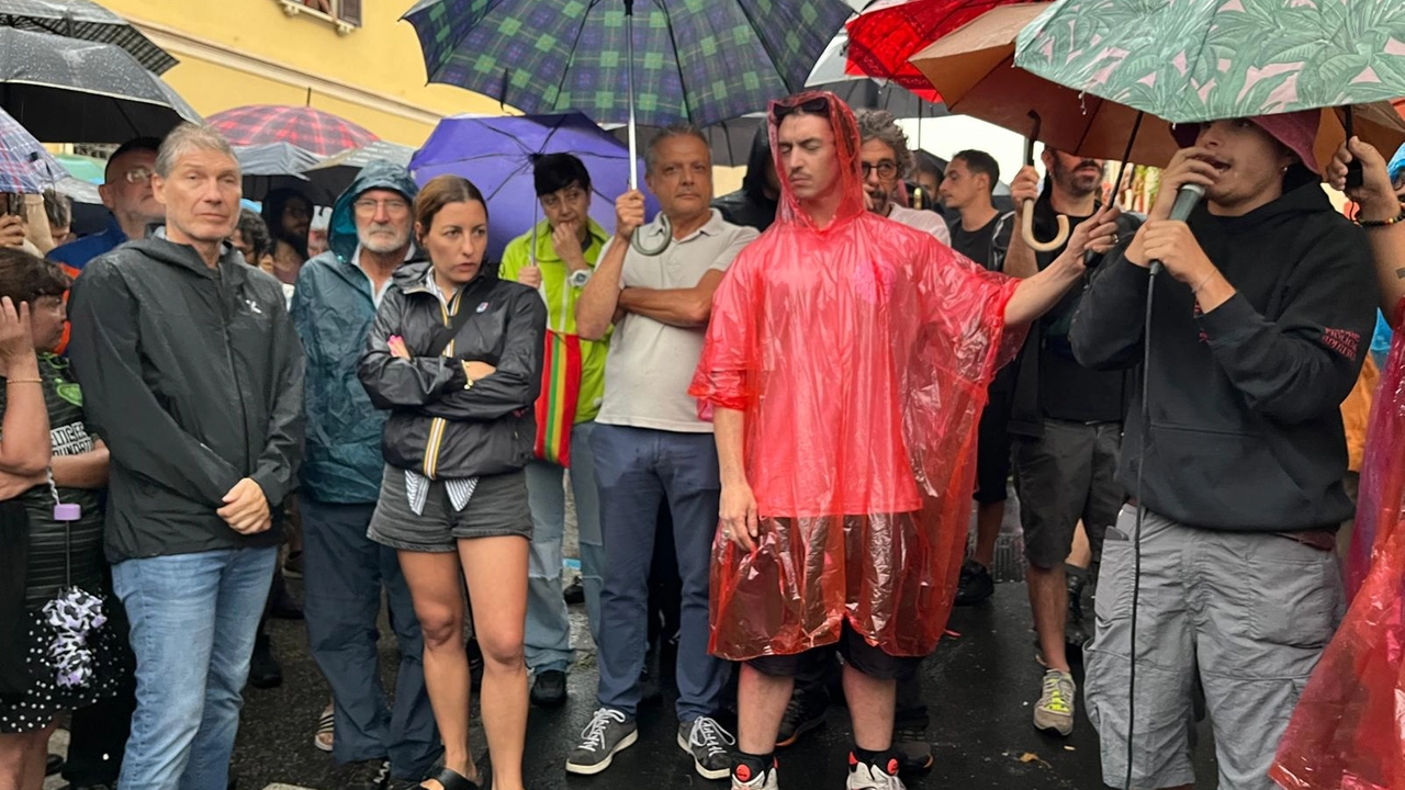 Militanti e simpatizzanti del Leoncavallo: assemblea sotto la pioggia