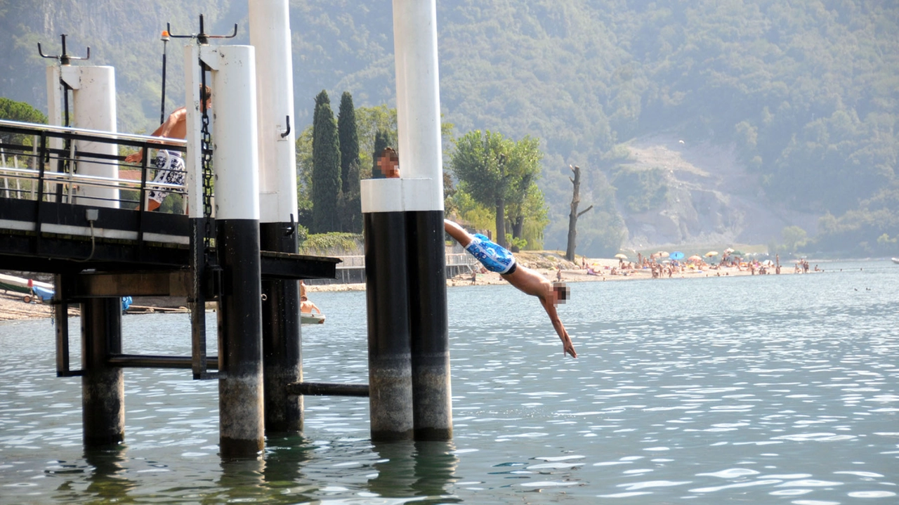 I pontili vengono utilizzati come trampolini I pontili vengono utilizzati come trampolini