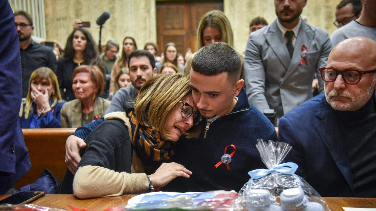 Giulia Tramontano, 29 anni. Sopra, il flash mob davanti al Tribunale per la vittima Giulia Tramontano, 29 anni. Sopra, il flash mob davanti al Tribunale per la vittima