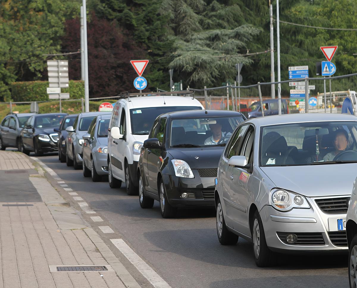 Cantiere prorogato, la strada resta chiusa: traffico in tilt