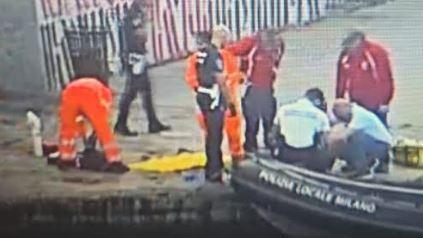 Tuffo proibito nella Darsena. Ha un malore e perde i sensi. Soccorso in acqua dai vigili Tuffo proibito nella Darsena. Ha un malore e perde i sensi. Soccorso in acqua dai vigili