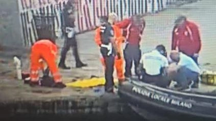 L’intervento degli agenti sommozzatori della polizia locale ieri sera sulla Darsena per soccorrere il senzatetto di 57 anni che si è sentito male in acqua L’intervento degli agenti sommozzatori della polizia locale ieri sera sulla Darsena per soccorrere il senzatetto di 57 anni che si è sentito male in acqua