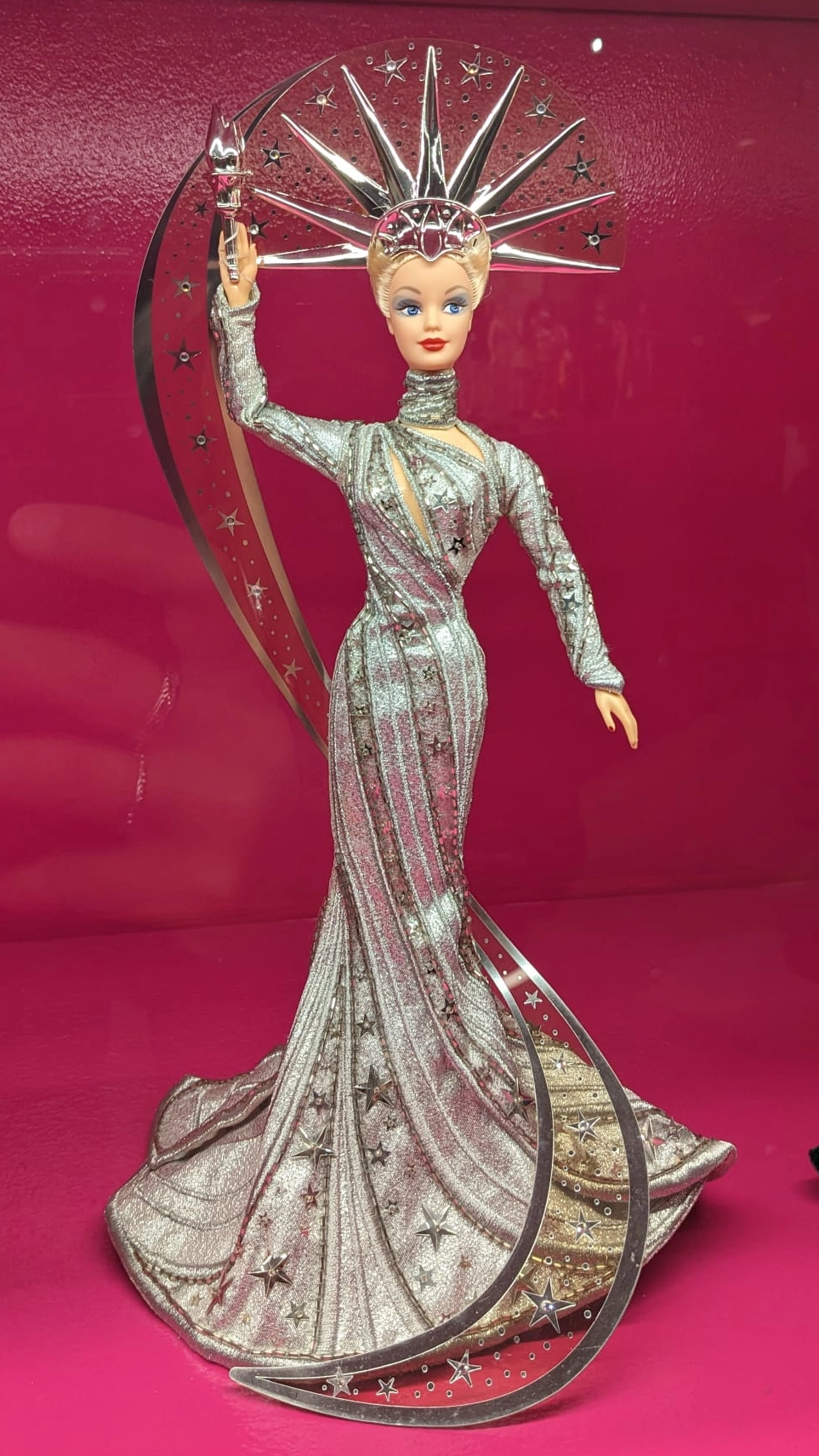 Barbie Lady Lierty alla mostra 'Barbie: A Cultural Icon Exhibition'