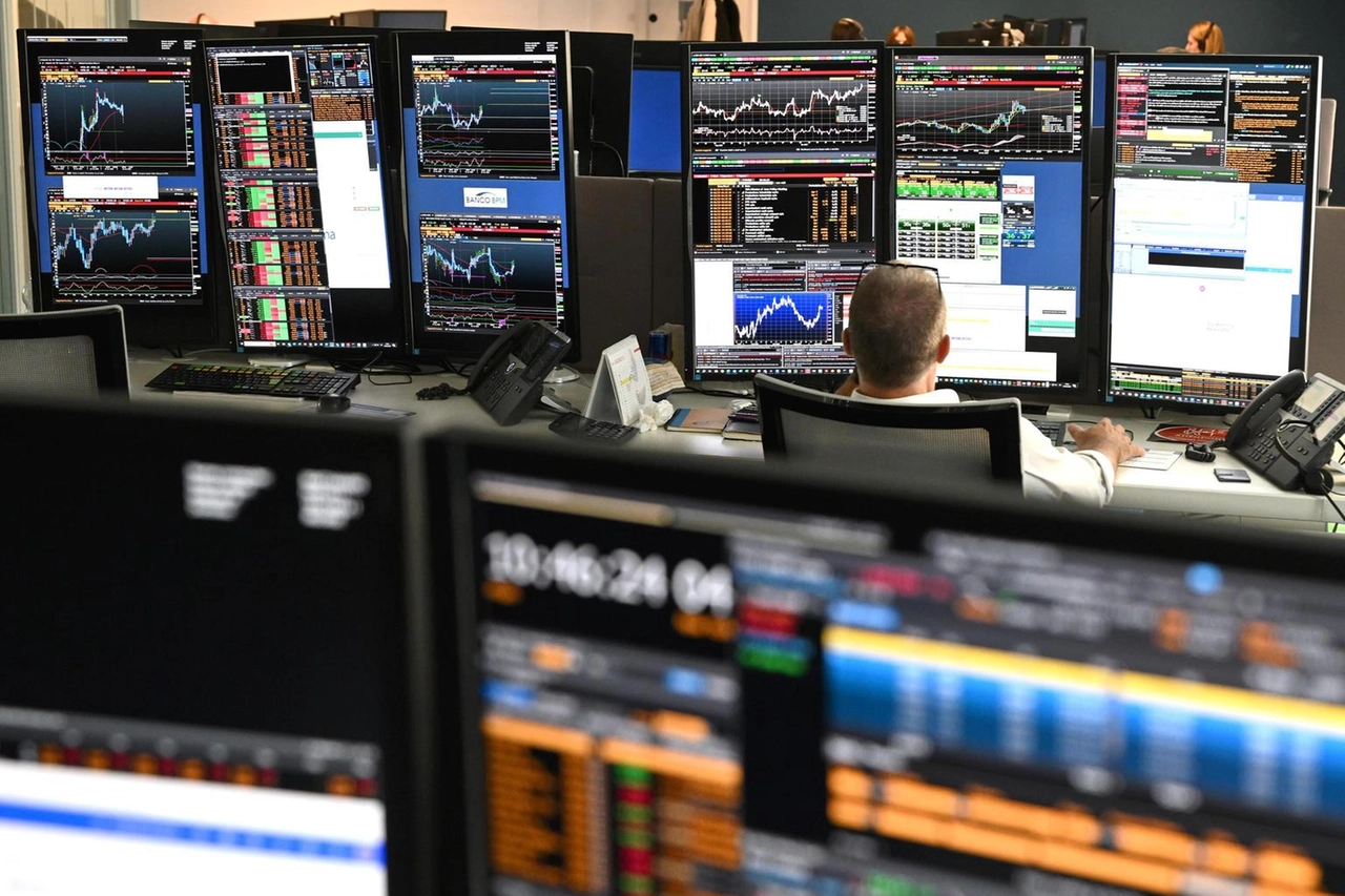 Borsa: Milano chiude in calo con le banche, corre Prysmian