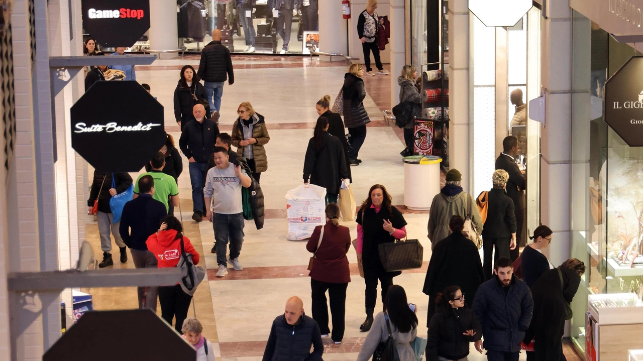 I sei minorenni non potrannno avvicinarsi né tantomeno frequentare il centro commerciale dove si sono resi protagonisti dell’assalto a una guardia I sei minorenni non potrannno avvicinarsi né tantomeno frequentare il centro commerciale dove si sono resi protagonisti dell’assalto a una guardia