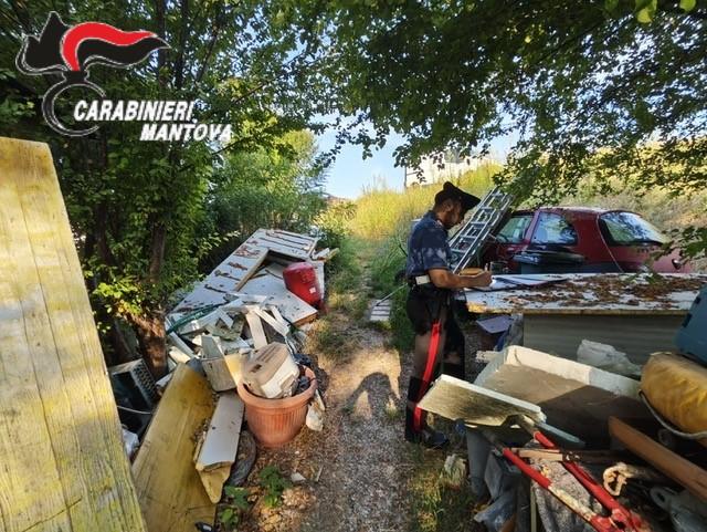 Rifiuti di tutti i tipi (anche pericolosi) a Serravalle Po: due denunciati