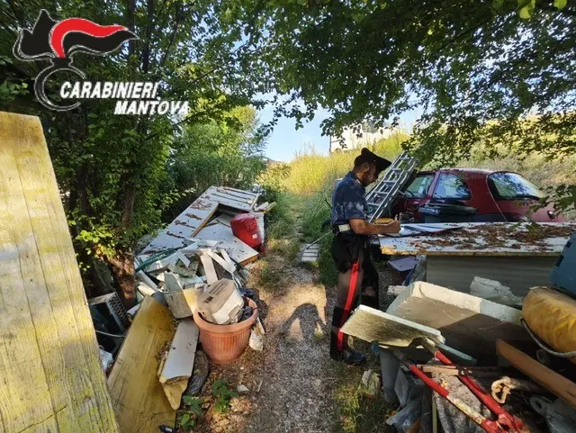 Rifiuti di tutti i tipi (anche pericolosi) a Serravalle Po: due denunciati