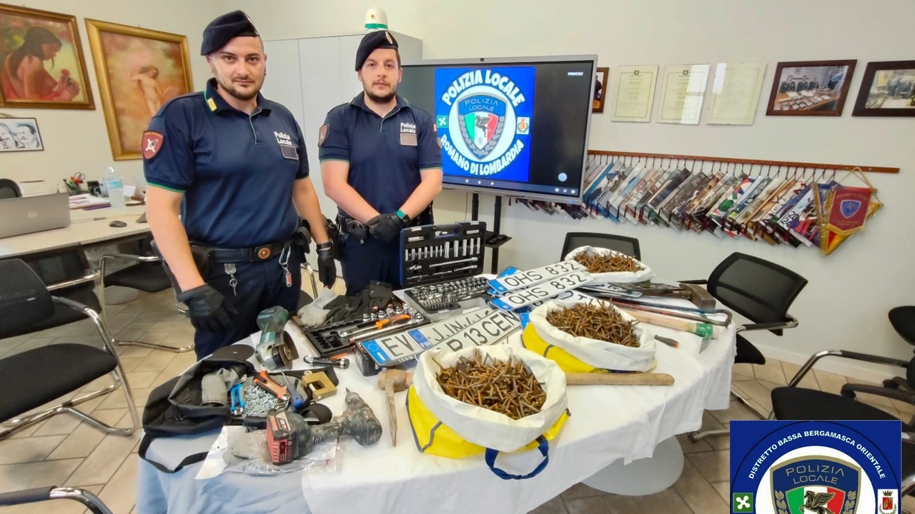 Romano di Lombardia, trovati veicoli rubati al Parco del Serio: all’interno materiale da scasso (Foto Polizia Locale)