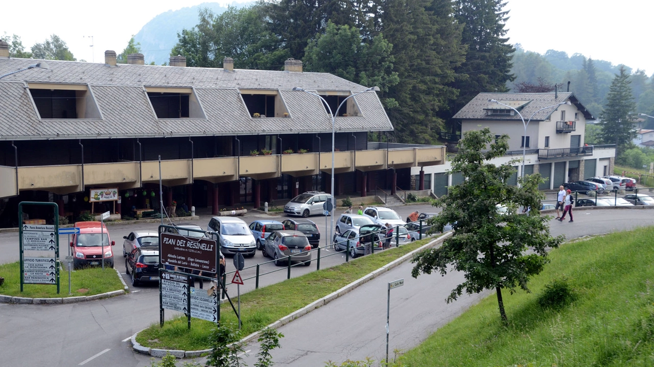 Il piazzale in cima alla strada che da Ballabio sale ai Resinelli Il piazzale in cima alla strada che da Ballabio sale ai Resinelli
