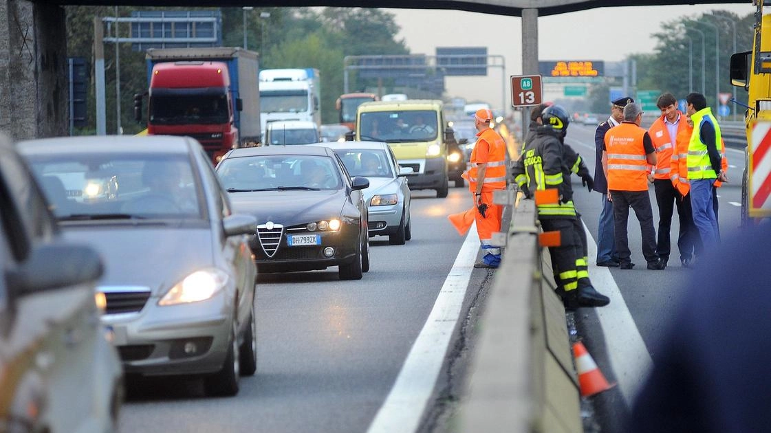 Lunghe code e incidenti sono all’ordine del giorno Le auto immatricolate sono 650 ogni mille abitanti Lunghe code e incidenti sono all’ordine del giorno Le auto immatricolate sono 650 ogni mille abitanti