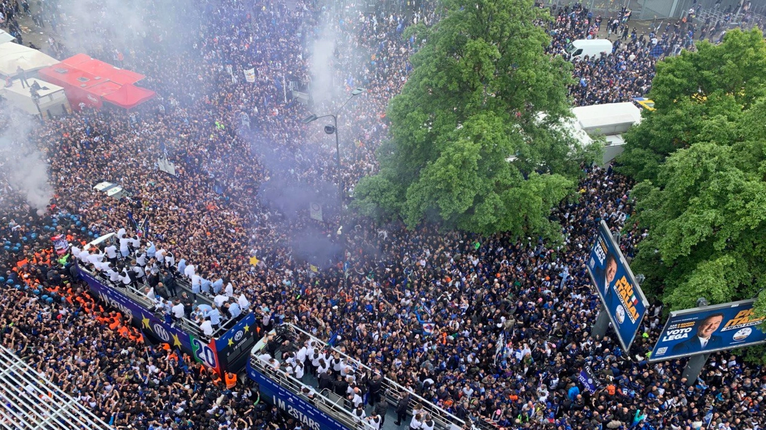 Festa Inter: folla di tifosi fuori San Siro