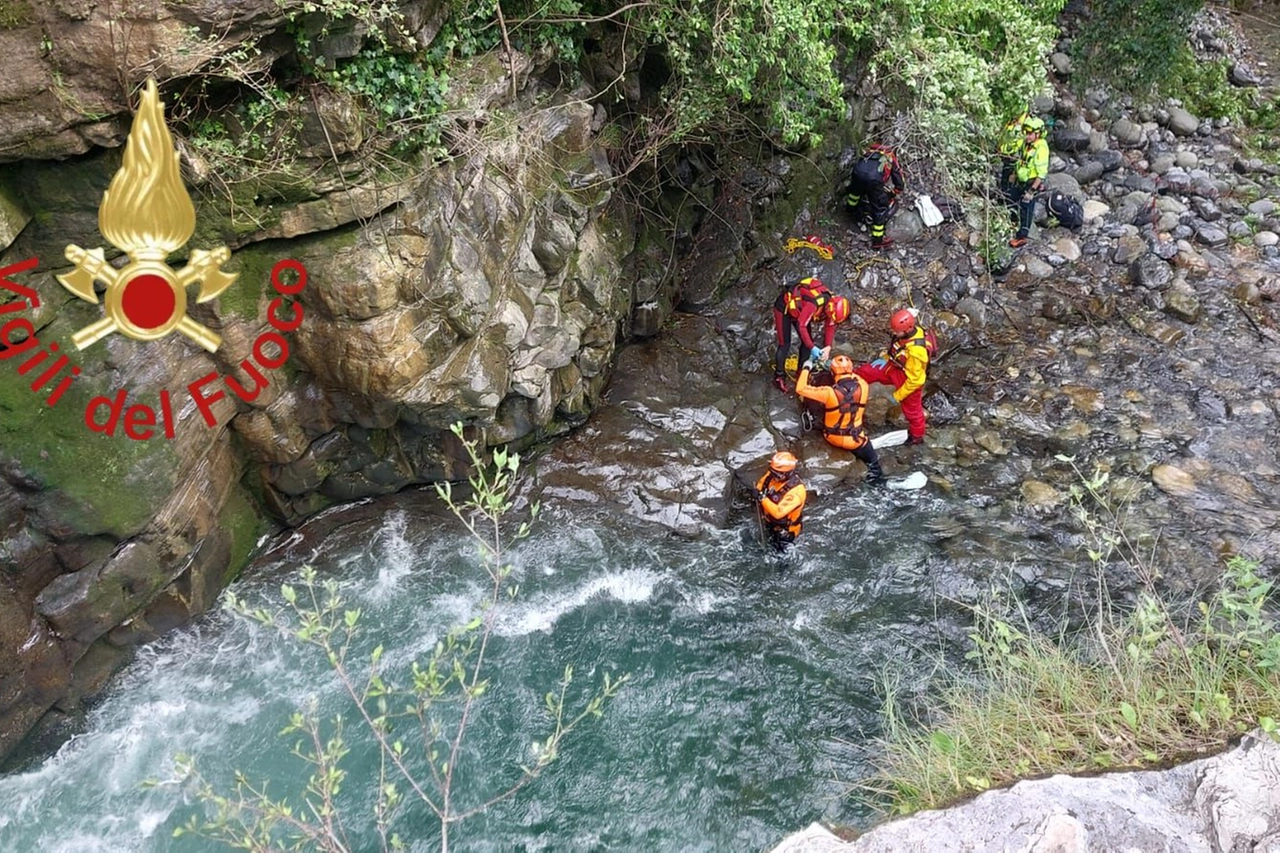 I vigili del fuoco durante le ricerche del giovane