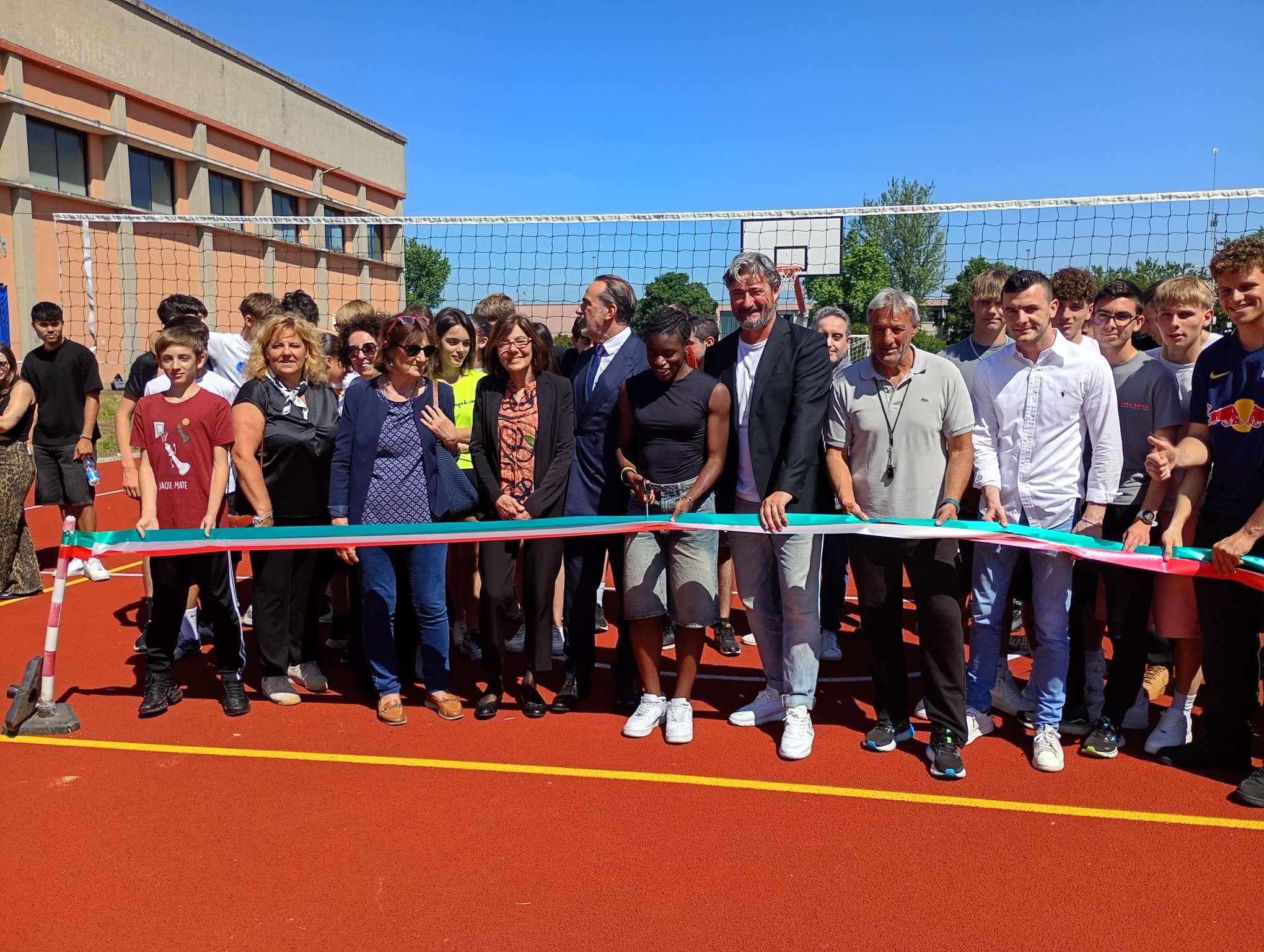 kelly ann doualla la ragazza d oro dell atletica taglia il nastro dei suoi campi sportivi da Ilgiorno.it kelly ann doualla la ragazza d oro dell atletica taglia il nastro dei suoi campi sportivi