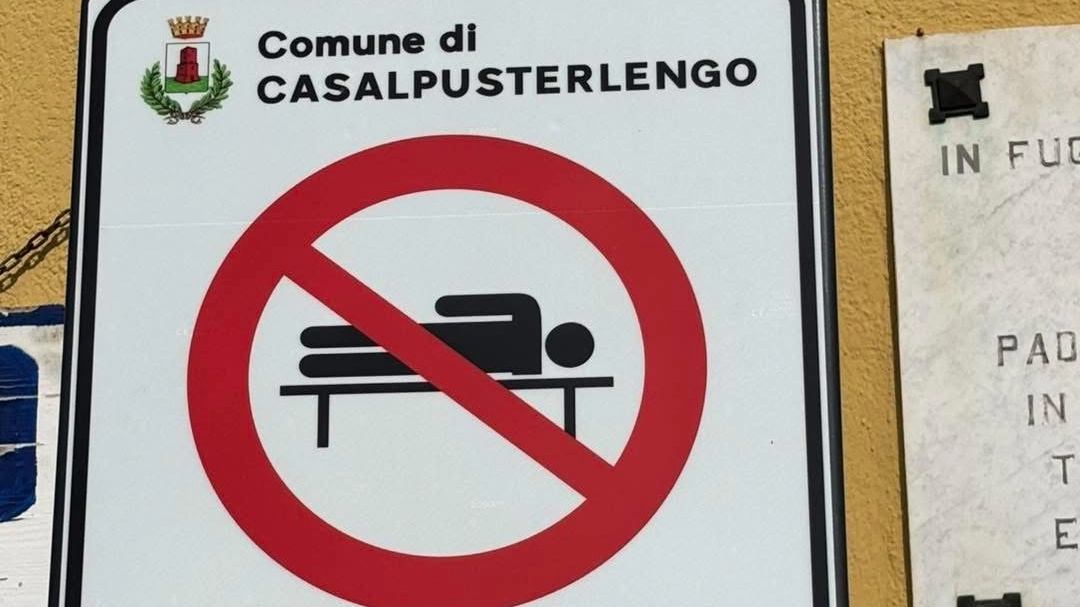 Il cartello installato vicino alla chiesa di Casalpusterlengo Il cartello installato vicino alla chiesa di Casalpusterlengo