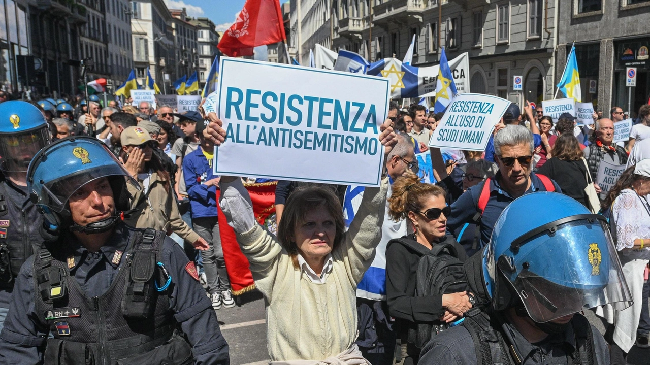 Lo spezzone di corteo della Brigata ebraica preceduto dagli agenti in assetto antisommossa