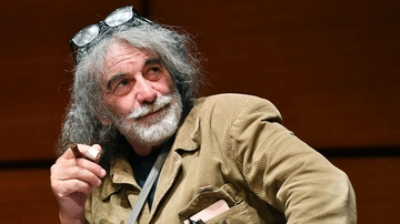 Mauro Corona: “Ero orfano di genitori viventi. Mia madre scappò dalle botte di mio padre: finì in coma tre volte”