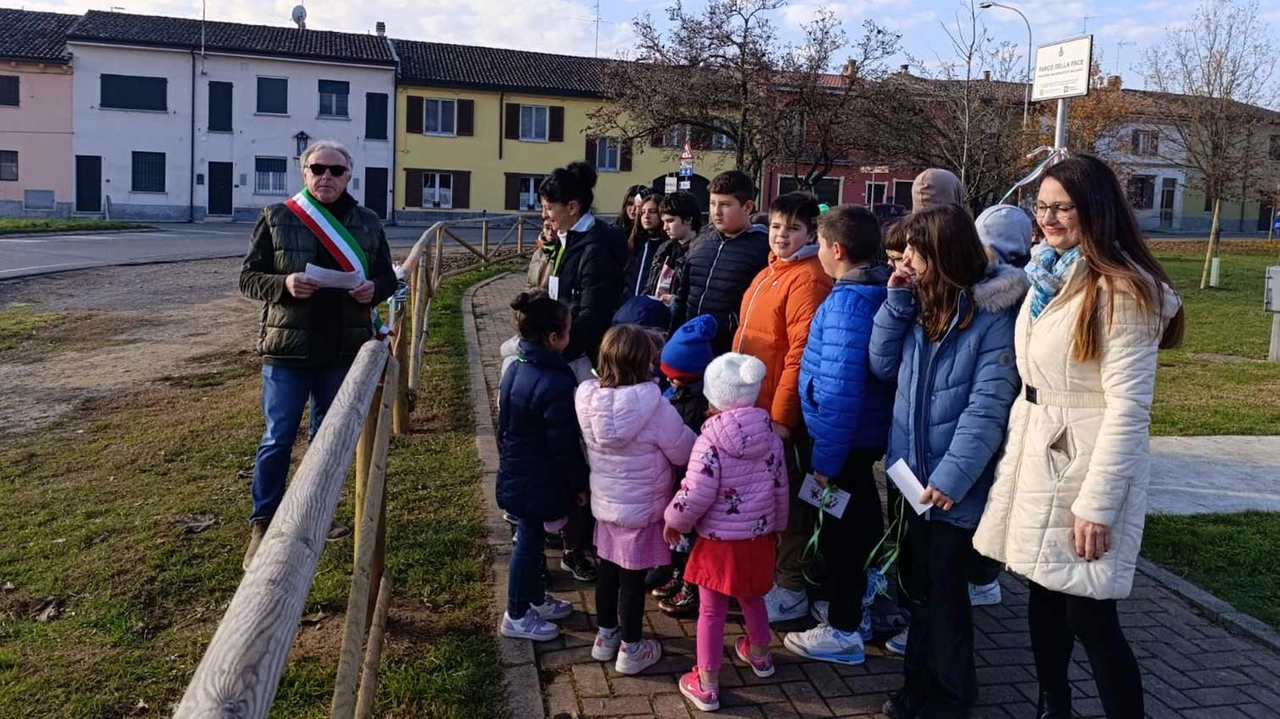 A Corno Giovine nasce il Parco della Pace, un parco giochi inclusivo per combattere le diseguaglianze e unire la comunità. A Corno Giovine nasce il Parco della Pace, un parco giochi inclusivo per combattere le diseguaglianze e unire la comunità.