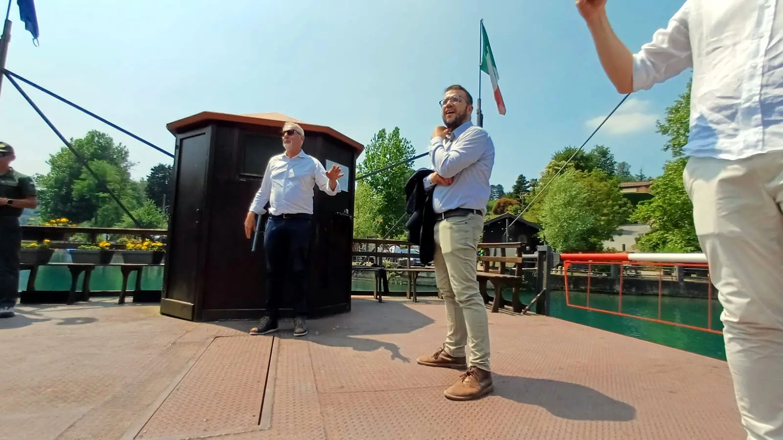 A Imbersago il sindaco fa il Caronte dell’Adda: “Mancano traghettatori, ci penso io”
