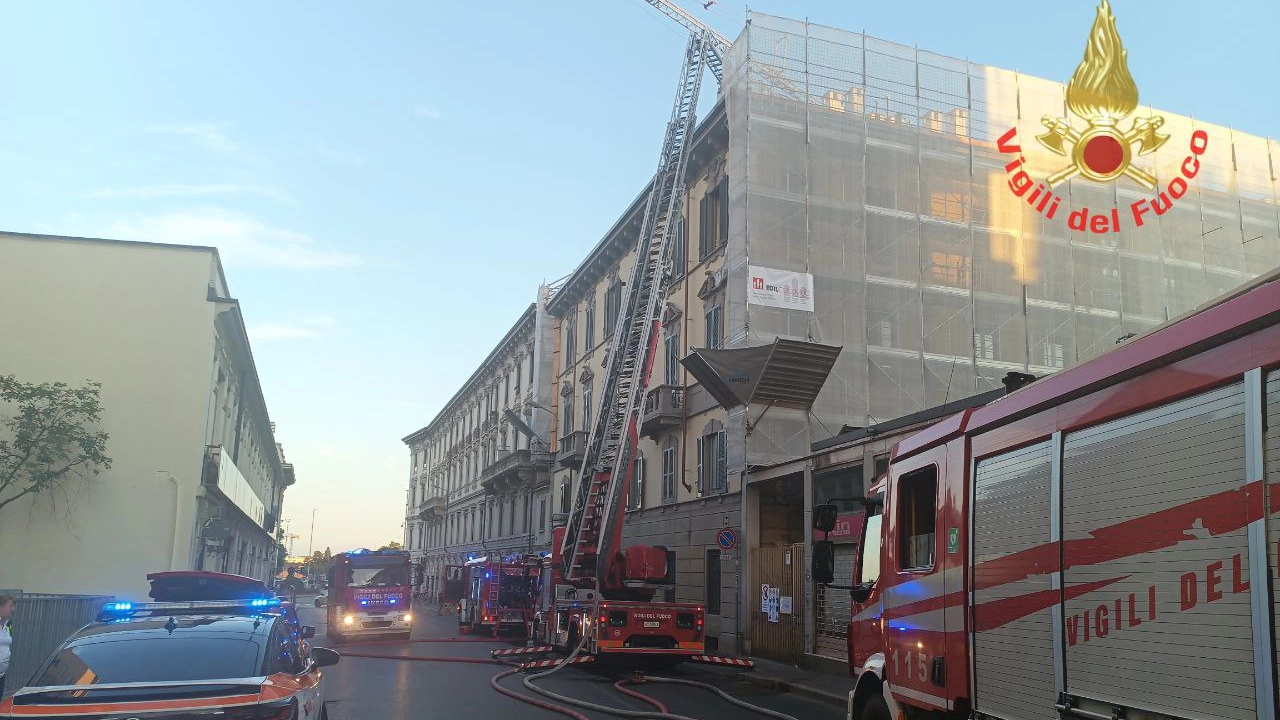 L'intervento dei vigili del fuoco a Monza L'intervento dei vigili del fuoco a Monza