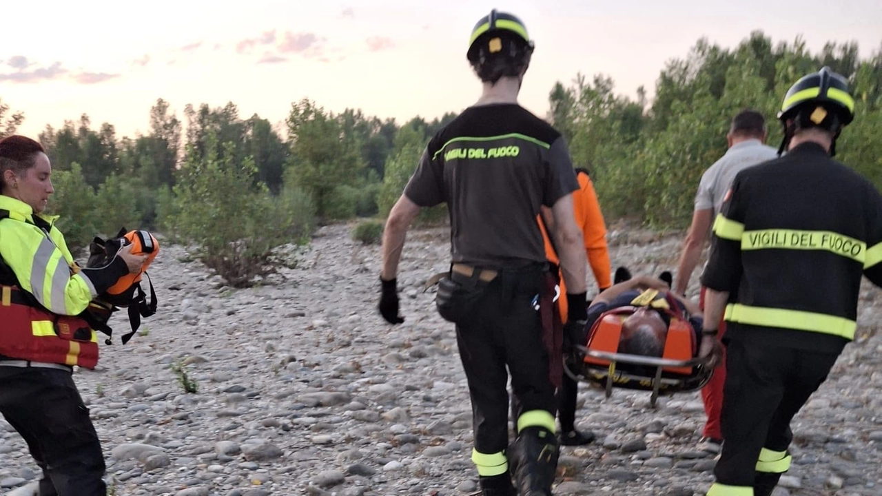 Il salvataggio dell'uomo rimasto bloccato su un isolotto del Ticino a Turbigo Il salvataggio dell'uomo rimasto bloccato su un isolotto del Ticino a Turbigo
