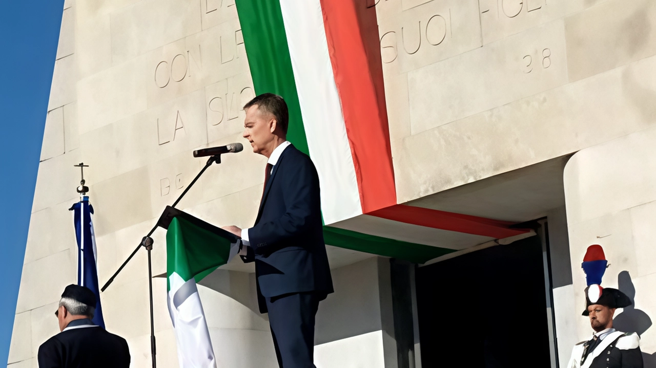 A Como, nella cerimonia in mattinata al Monumento ai Caduti sul lungolago, che conserva la memoria di 600 comaschi, alla... A Como, nella cerimonia in mattinata al Monumento ai Caduti sul lungolago, che conserva la memoria di 600 comaschi, alla...