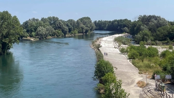 Scatta la stretta anti-annegamento, tuffi vietati e bloccato l’accesso al Traversino. Divieti incrociati e calano i bagnanti