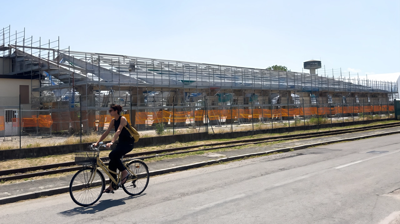 CODOGNO (Lodi) Il caldo torrido rallenta il cantiere. È stata concessa una proroga di trenta giorni rispetto al cronoprogramma di 240... CODOGNO (Lodi) Il caldo torrido rallenta il cantiere. È stata concessa una proroga di trenta giorni rispetto al cronoprogramma di 240...