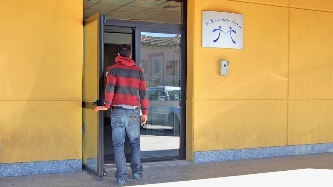Disabili maltrattati a Villa Santa Maria di Tavernerio, un papà: “Lividi, graffi e lesioni sul corpo di nostro figlio. Ora la verità emerge” Disabili maltrattati a Villa Santa Maria di Tavernerio, un papà: “Lividi, graffi e lesioni sul corpo di nostro figlio. Ora la verità emerge”