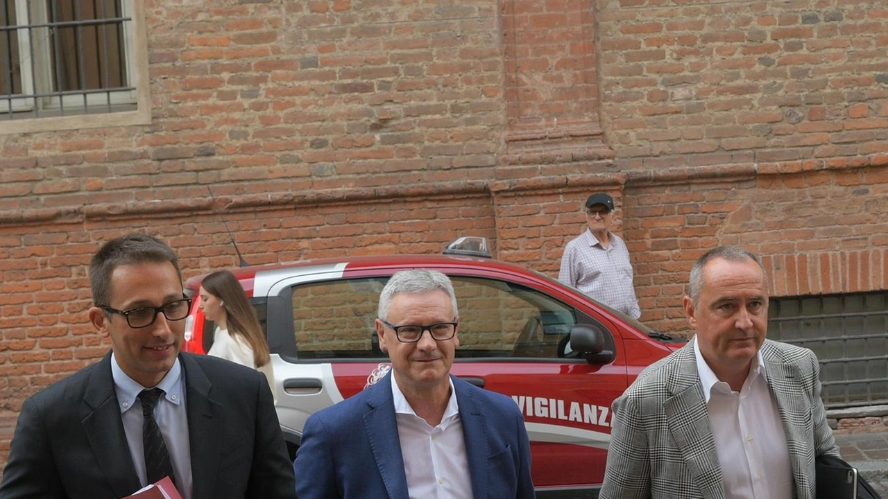 Il sindaco di San Genesio Enrico Tessera al centro in giacca azzurra ieri mattina al suo arrivo a palazzo di giustizia Il sindaco di San Genesio Enrico Tessera al centro in giacca azzurra ieri mattina al suo arrivo a palazzo di giustizia