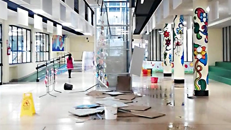 Il crollo del controsoffitto in una scuola lombarda In provincia di Milano da settembre 2023 si sono contati sei casi di cedimenti Il crollo del controsoffitto in una scuola lombarda In provincia di Milano da settembre 2023 si sono contati sei casi di cedimenti