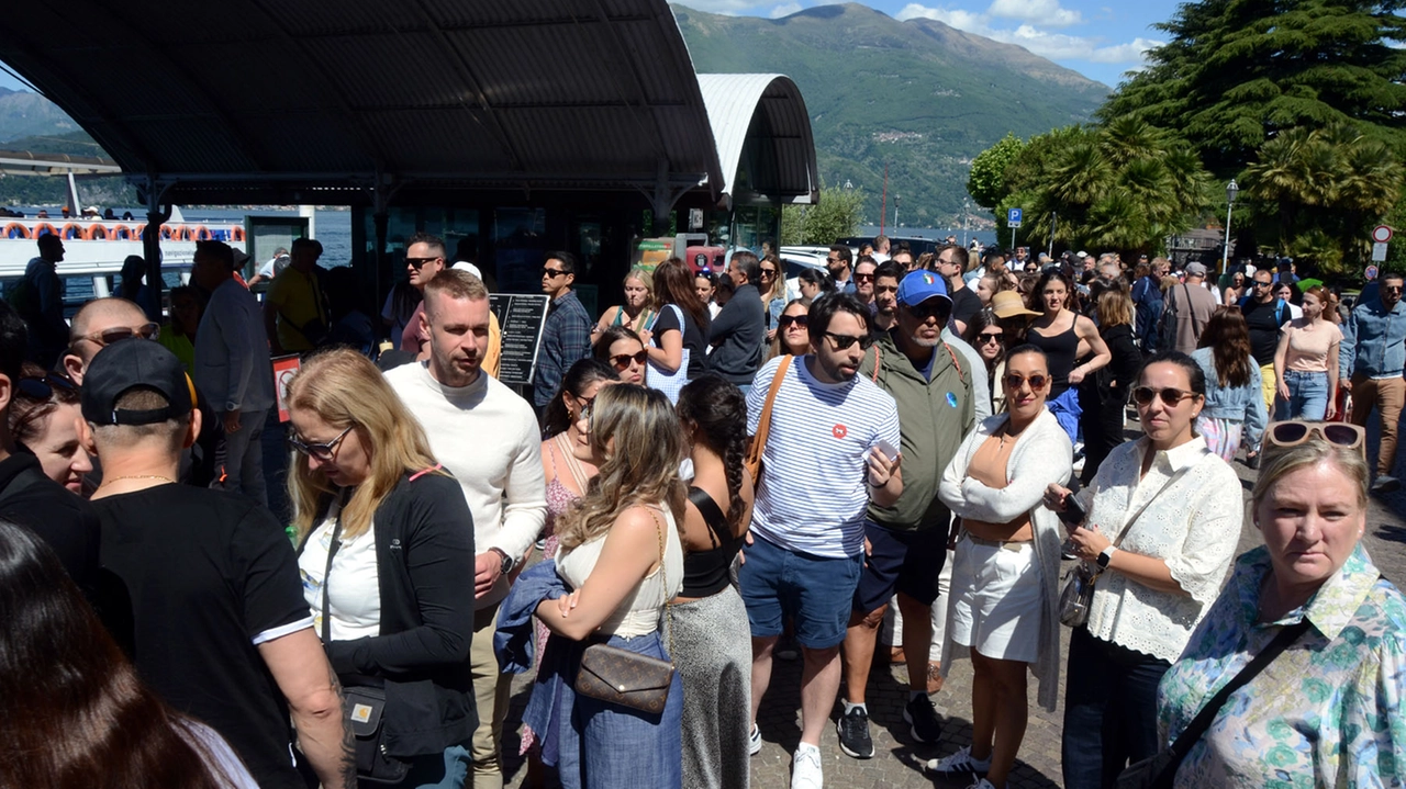 L’arrivo di turisti a Varenna, una delle località più gettonate L’arrivo di turisti a Varenna, una delle località più gettonate