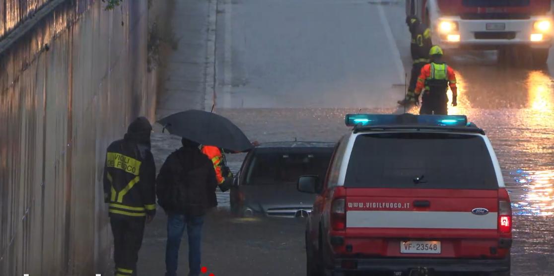 nubifragio a bergamo e provincia strade e sottopassi allagati traffico in tilt