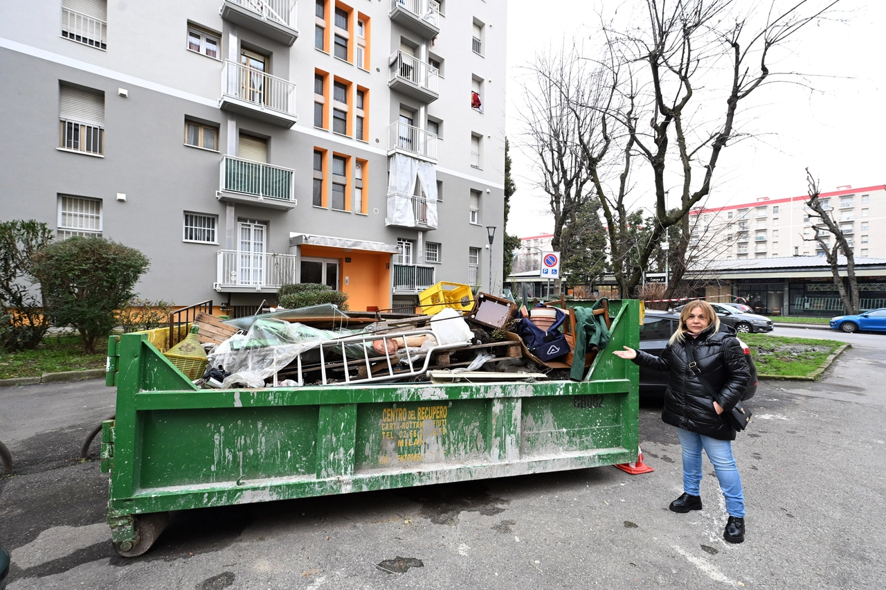 Catia Giglio nel cortile di un caseggiato trasformato in discarica a cielo aperto