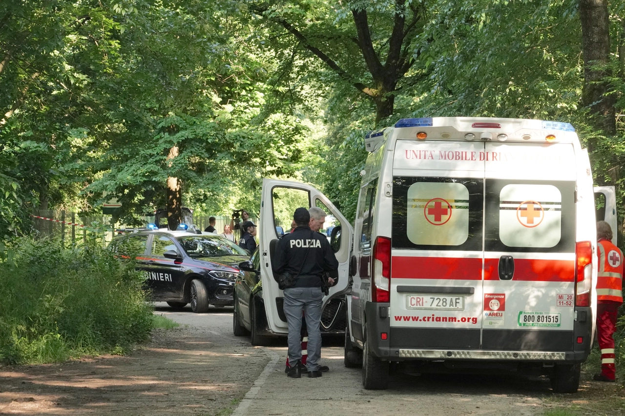 Ambulanze e polizia nel punto dell'area verde alla periferia nord di Milano dov'è stato ritrovato il corpo della donna