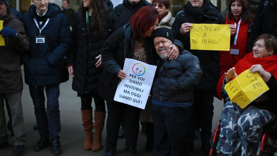 Leonardo Cardo durante un presidio per la tutela delle persone con disabilità Leonardo Cardo durante un presidio per la tutela delle persone con disabilità