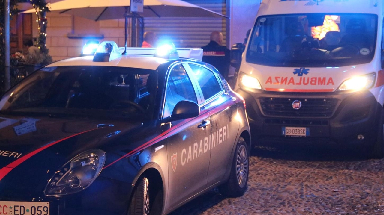 Carabinieri e ambulanza Carabinieri e ambulanza