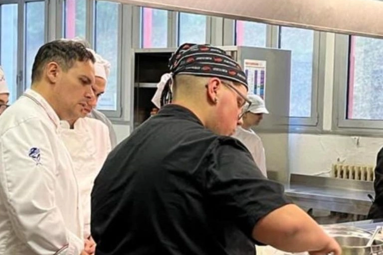 Lorys Bellapianta durante una lezione di cucina all'Ipc di Verri di Busto Arsizio