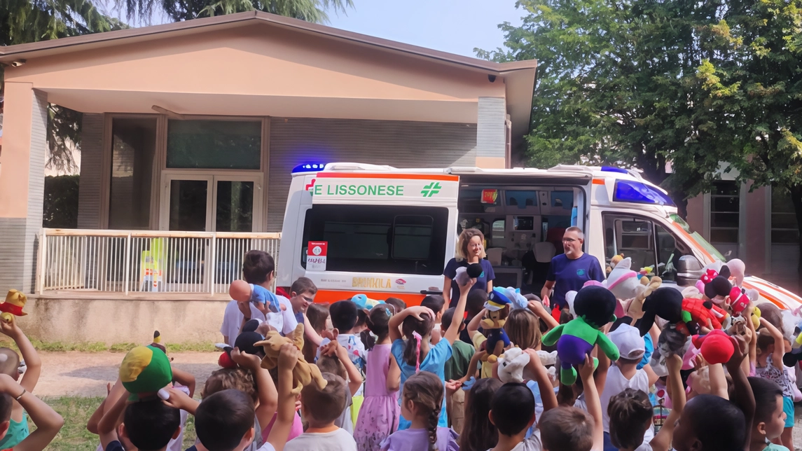 120 bambini partecipano a un'attività formativa con la Croce Verde Lissonese, curando i loro peluche malati e imparando le procedure di soccorso. Esperienza educativa e coinvolgente per i piccoli. 120 bambini partecipano a un'attività formativa con la Croce Verde Lissonese, curando i loro peluche malati e imparando le procedure di soccorso. Esperienza educativa e coinvolgente per i piccoli.