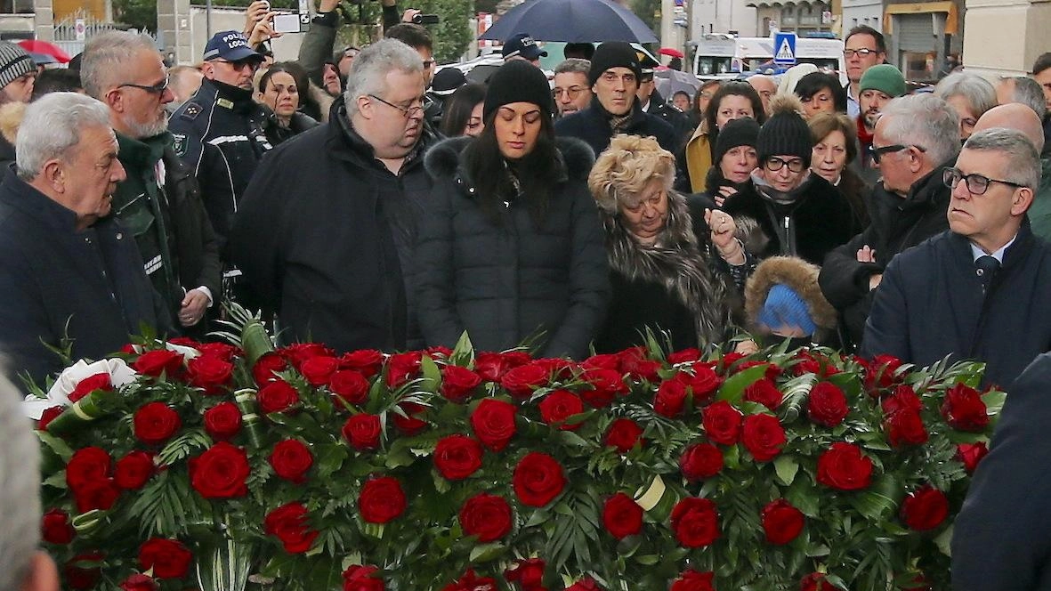In centinaia hanno affollato il sagrato della parrocchia di San Martino, a Biassono (Monza e Brianza), per il funerale di... In centinaia hanno affollato il sagrato della parrocchia di San Martino, a Biassono (Monza e Brianza), per il funerale di...