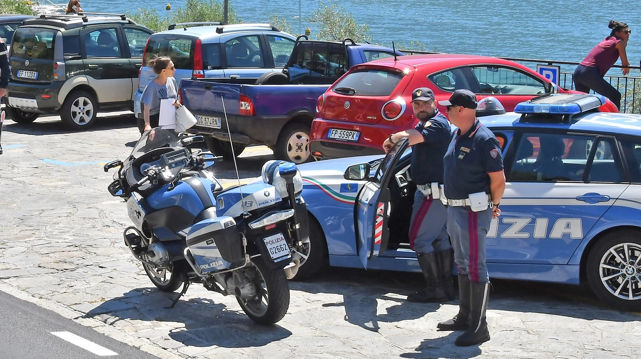 Controlli della polizia in riva al lago Controlli della polizia in riva al lago