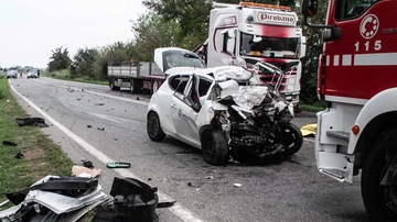 Incidente a Cremona, auto si schianta contro un camion: morta la 42enne Agata Ottardi