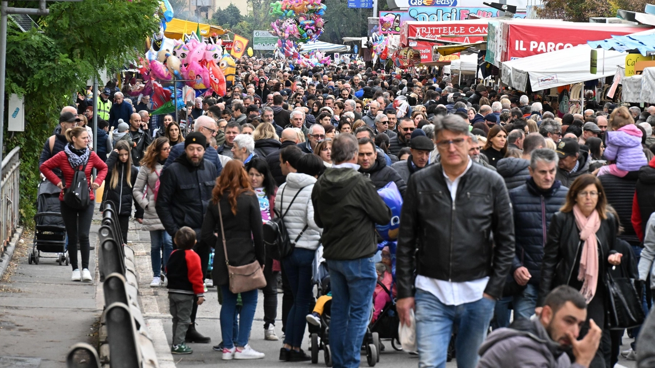 Oggi va in scena la Fiera dei Morti Oltre ai tradizionali banchi commerciali ci saranno artigiani prodotti agricoli bancarelle etniche battitori e artisti di strada Non mancheranno i giochi e il divertimento per i più piccoli Oggi va in scena la Fiera dei Morti Oltre ai tradizionali banchi commerciali ci saranno artigiani prodotti agricoli bancarelle etniche battitori e artisti di strada Non mancheranno i giochi e il divertimento per i più piccoli