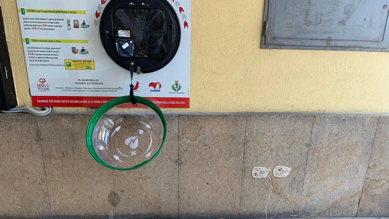 Il defibrillatore ormai inutilizzabile di piazza Maggiolini a Parabiago Il defibrillatore ormai inutilizzabile di piazza Maggiolini a Parabiago