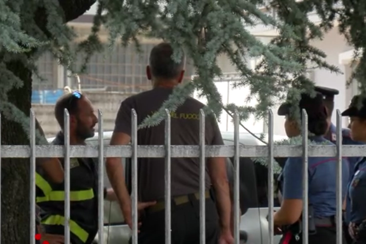 L'intervento di vigili del fuoco e carabinieri nell'azienda di Bulciago