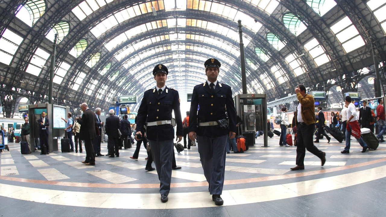 Polizia alla stazione Centrale di Milano (foto di repertorio) Polizia alla stazione Centrale di Milano (foto di repertorio)